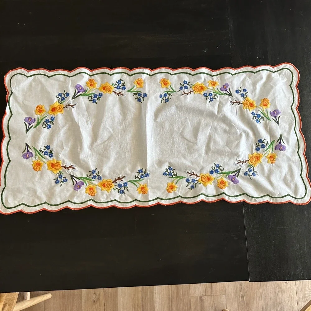 Vtg Embroidered White Floral Table Runner Scalloped Edge Iris 34x16 Cottagecore